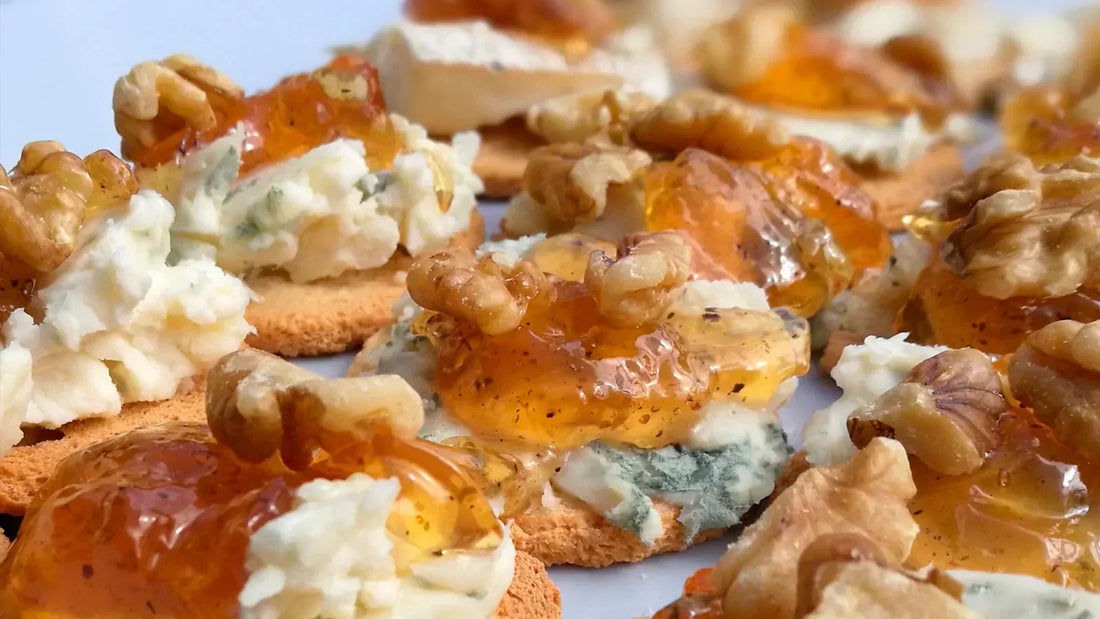 Tosta de gorgonzola con jalea de romero y pimienta y nueces