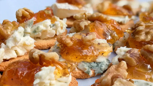 Tosta de gorgonzola con jalea de romero y pimienta y nueces