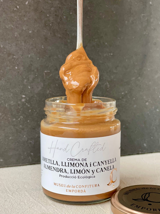 Organic chocolate and hazelnut spread
